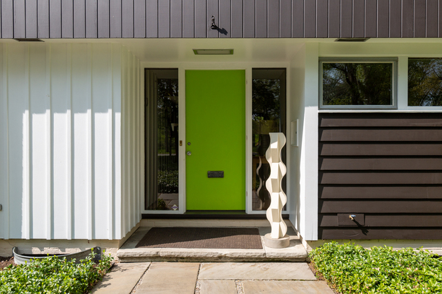 Contemporary photograph of front door of the Jaffee House